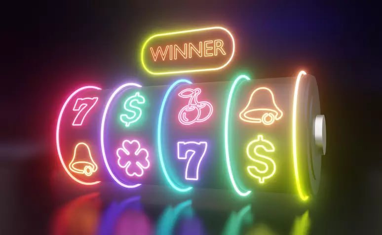 Pengguna h5f08 membaca syarat promosi di smartphone sebelum melakukan klaim bonus